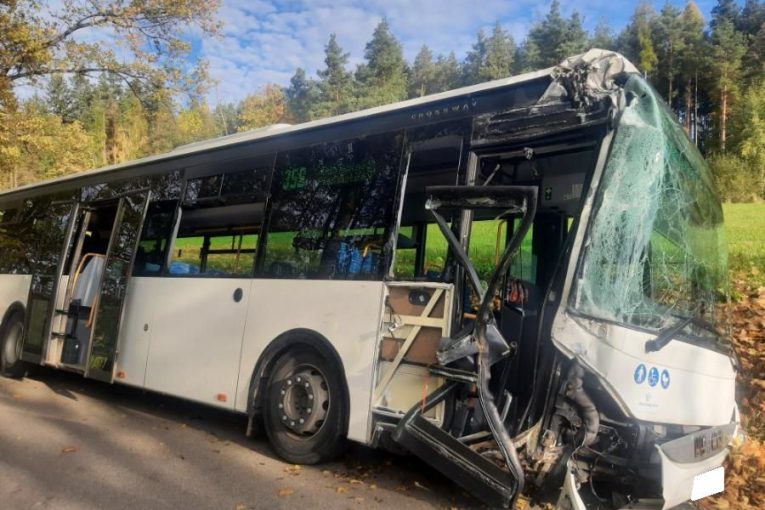 Nehoda linkového autobusu mezi Jindřichovým Hradcem a Jindřiší. Foto: Policie ČR - KŘP Jihočeského kraje