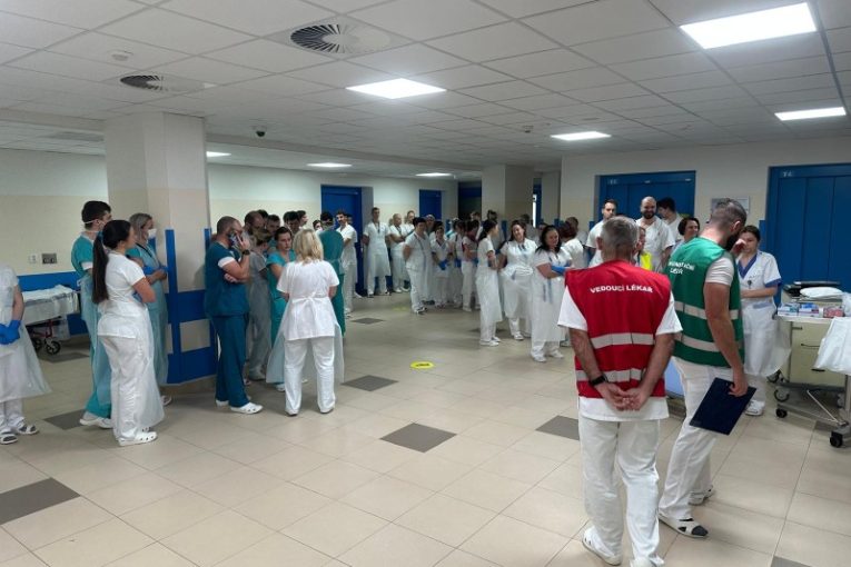 Lékaři českobudějovické nemocnice dál bojují o zdraví zraněných po srážce vlaků u Zlivi