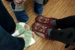 Pomozte podpořit domácí hospicovou péči. Přijďte na film v papučích nebo se v nich vyfoťte a snímek sdílejte