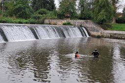 Pomozte policii při pátrání. U Mutěnického jezu poblíž Strakonic byly nalezeny odložené věci. Poznáváte některé z nich?