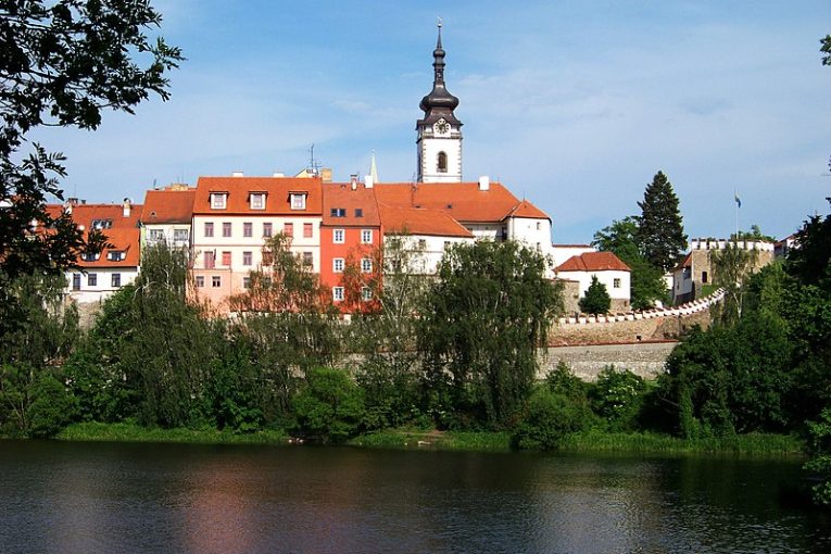 Pohled na město Písek a dominantu – vyhlídkovou věž kostela Narození Panny Marie. Autor: ŠJů, licence CC BY-SA 3.0. Zdroj: Wikimedia Commons