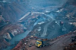 Pod zemí planou plameny: Peklo v indickém městě Jharia nehasne