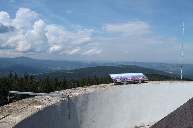 Výhled z rozhledny Libín u Prachatic. Autor foto: Harold, licence CC BY-SA 4.0. Zdroj: Wikimedia Commons