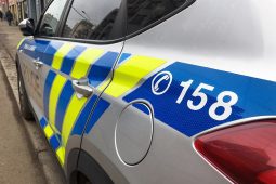 Policie hledá mladíky, kteří pomáhali zraněné seniorce u jihlavského nádraží