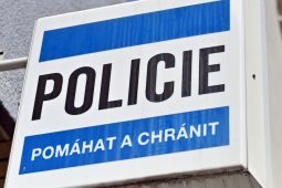 Dejte si pozor na falešné policisty! Pohotová taxikářka v Trutnově zachránila ženě 300 tisíc korun