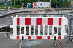 Lazec našel kompromis: širší silnice, štěrk místo trávy a lepší odvodnění