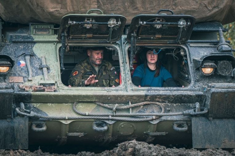 Řízení bojového pásového vozidla. Foto: 91. skupina informačního boje útvaru Armády ČR