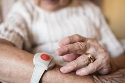 Šli jí instalovat Senior linku a zaslechli volání o pomoc!