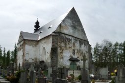 Místo, kterému je lepší se vyhnout po setmění? Velhartický kostel se hřbitovem inspiroval údajně i baladu Svatební košile