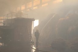 FOTO: Na Rudné havaroval mladý řidič. S autem skončil na střeše