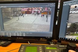 Bouračka na Jablonecku: Řidič přehlédl auto jedoucí po hlavní silnici