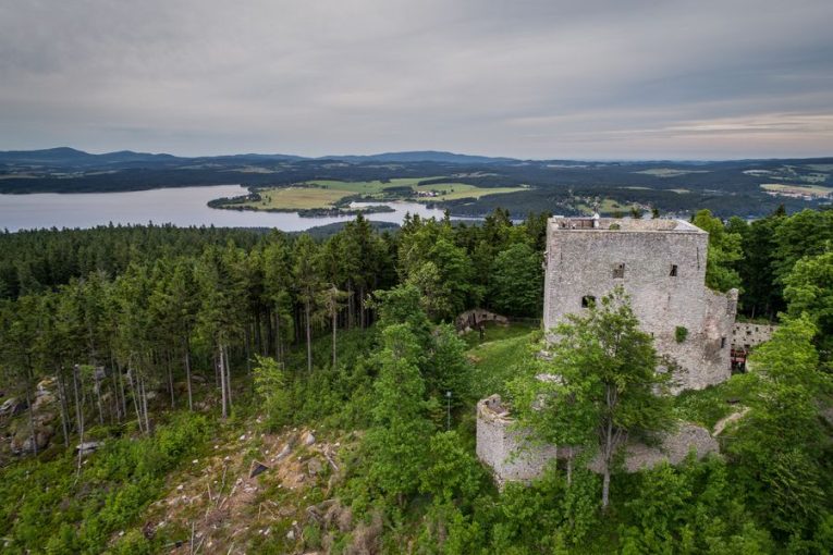 Zřícenina Vítkův Kámen, často označovaná jako Vítkův Hrádek – nejvýše položený hrad v České republice. Zdroj: Shutterstock.com/mareksaroch.cz