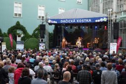 Jedenáct dnů plných hudby, divadla a zábavy: Festival Dačická kostka 2025 je za dveřmi