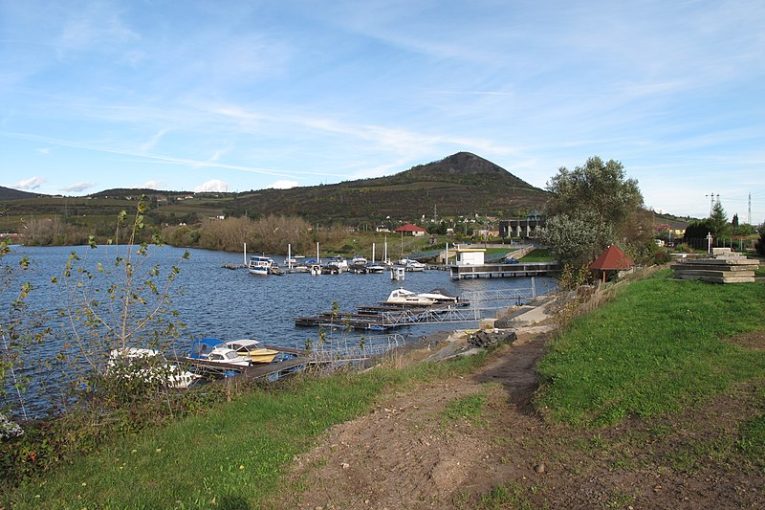 Přístav na Žernoseckém jezeře, okres Litoměřice. Autor: Juandev, licence CC BY-SA 3.0. Zdroj: Wikimedia Commons