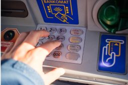 Muž v Turnově zapomněl 20 tisíc v bankomatu. Nepoctivý nálezce si je poté odnesl