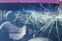 Zfetovaný mladík v Třebíči řádil na zaparkovaném autě. Rozbil sklo, skákal po střeše