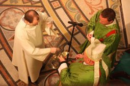 Lékařská fakulta Ostravské univerzity uctí dárce těl mší svatou. Zvána je i široká veřejnost