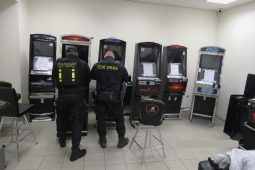 VIDEO: Kontroly hazardu v nelegálních hernách skončily likvidací automatů