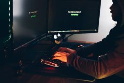 Kyberzločinů přibývá, varuje před nimi i ČNB. Jak během pár minut nepřijít o celoživotní úspory?