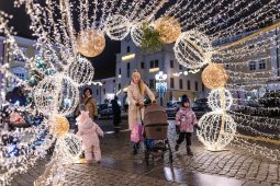 Kroměříž zahájí advent rozsvícením vánočního stromu a koncertem Petra Kotvalda