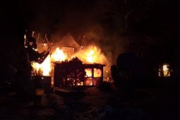 Noční požár chaty na Třebíčsku. Oheň zničil majetek za šest milionů korun