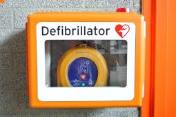 Na Smetanově domě i Zámeckém návrší přibyly nové defibrilátory