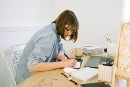 ANO, SPD a Motoristé podepsali koaliční smlouvu. Vládu povede Babiš, Sněmovnu má řídit Okamura