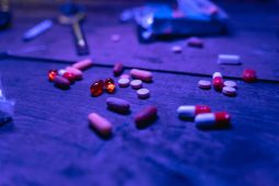 Drogový ráj v Libni: Policie zadržela dealery, kteří prodávali extázi i LSD!