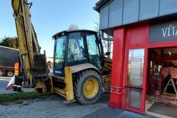 Bagr narazil do obchodního domu v Havlíčkově Brodě. Řidiče transportoval vrtulník