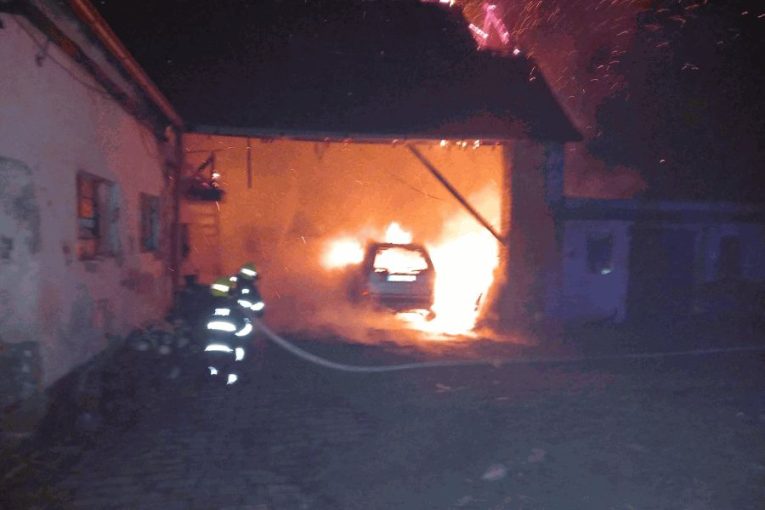 Požár stodoly a osobního auta v Břeclavi-Poštorné způsobil škodu milion korun