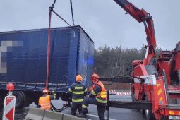 Kamion s návěsem uvízl na novém kruhovém objezdu na I/55 u Hodonína