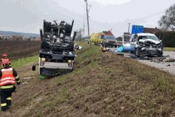 VIDEO: Řidič narazil do pracovníků, kteří chystali vánoční výzdobu v Čejči. Plošina skončila v poli