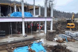 Dva muže zasypala zemina na staveništi v Podolí na Brněnsku. Oba skončili na JIP