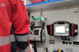 Na ženu spadl vysokozdvižný vozík, vážně ji poranil nohu