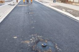 Bezohlední řidiči zničili právě rekonstruovanou silnici