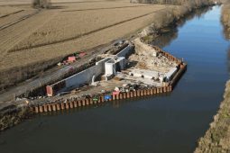 V úterý se začala osazovat první klapka budovaného jezu na Dyji