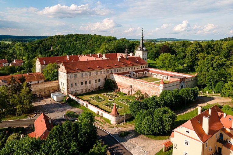 Letecký pohled na zámek Uherčice v Jihomoravském kraji. Zdroj foto: Ministerstvo pro místní rozvoj