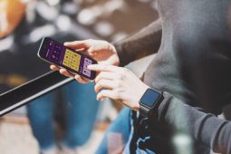 Evropský parlament chce teenagerům omezit přístup na sociální sítě. České školy zakazují mobily