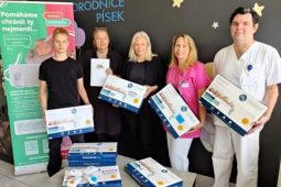 Osm nových monitorů dechu ohlídá novorozence v Písku. Nemocnice získala přístroje díky darům