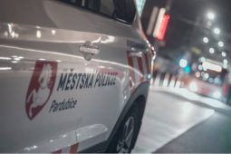 Afterparty v noční ulici. Muž vyrazil z baru a proměnil dopravní značení v bicí soupravu