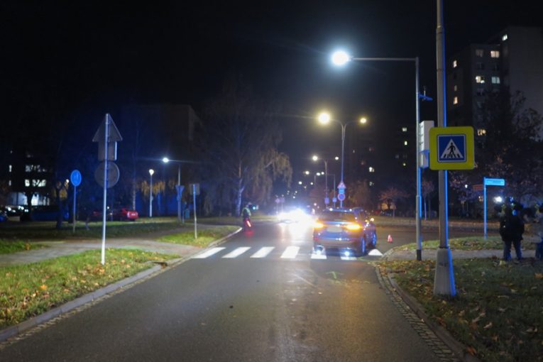 Auto při výjezdu od Kauflandu srazilo chodce, policie hledá svědky