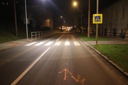 Řidička v Luhačovicích srazila dívku na přechodu a odjela, teď ji hledá policie