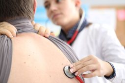 Dvě ženy ordinovaly bez odborné kvalifikace. Škoda přesáhla milion korun