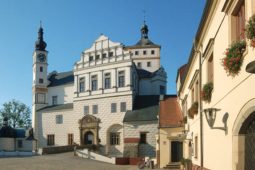 Parkán v novém. Muzeum otevírá výstavu Miloše Fice o pardubických dostizích