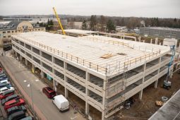 V českobudějovické nemocnici roste nový parkovací dům i heliport. Úleva pro pacienty i návštěvníky přijde už příští léto