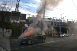 VIDEO: Rozjetý hořící automobil zastavovali brněnští policisté. Pomohlo vyrážecí kladivo 