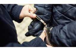 Nahota na ulici a útěk před hlídkou. Policie řeší šokující případ