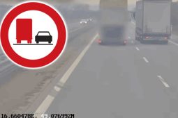 VIDEO: Řidiči sledovali telefon místo provozu. Dostali pokuty a body