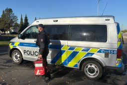 Dva policisté, otec a syn zachránili život muži, který zkolaboval na ulici