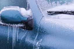 Česko ochromila ledovka. Očekávají se problémy v dopravě a zvýšené výjezdy záchranářů